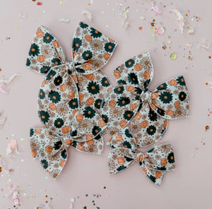 Black and pink flowers with pumpkin bow