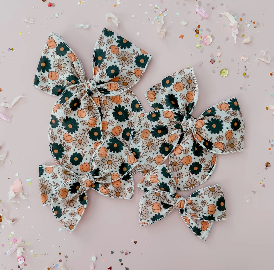 Black and pink flowers with pumpkin bow