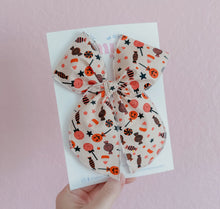 Load image into Gallery viewer, Halloween candy style 2 bow
