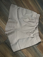Load image into Gallery viewer, Large tan / brown layered shorts
