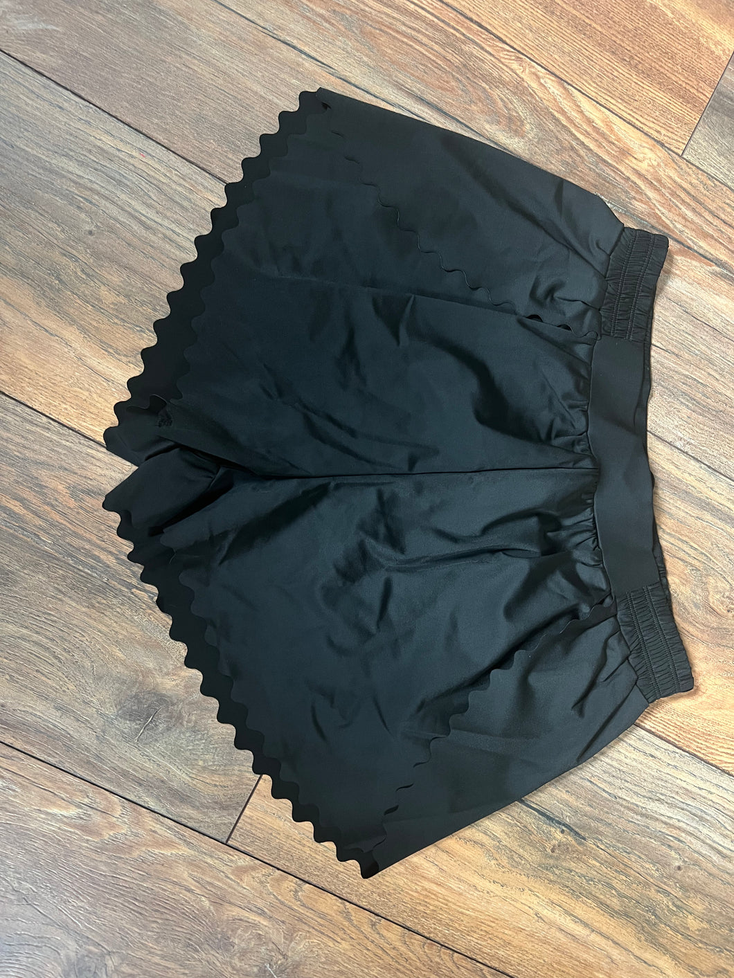 Medium black scallop shorts - RTS